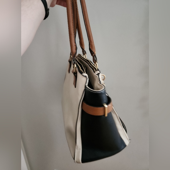 ALDO cross body hand bag. SEE 2ND PICTURE. - Picture 5 of 8